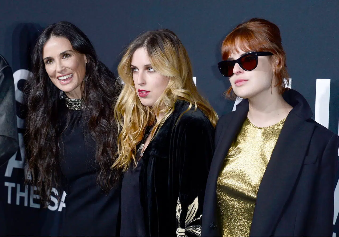 Demi Moore med døtrene Scout Willis og Tallulah Willis ved Saint Laurent Fashion Show i februar 2016.