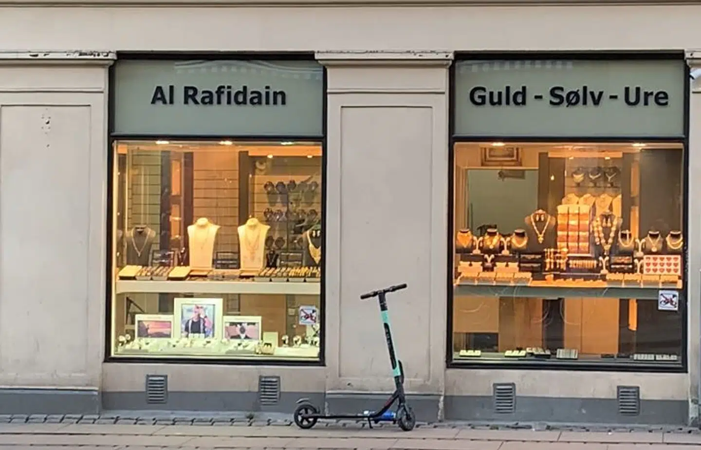 Hvad sker der bag butiksfacaderne på Nørrebro? Denne guldsmed er politianmeldt for at bryde loven om ædelmetaller. Kontrolmyndigheden har også overdraget en sag om salg af formodede kopivarer i butikken til Bagmandspolitiet.