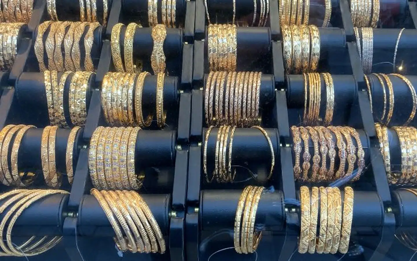 I 15 ud af 22 kontroller i 2018 fandt myndighederne brud på loven om ædelmetaller blandt guldsmedene på Nørrebro. Også i år har myndighederne slået ned på guldsmedene på Nørebro. Flere sager er politianmeldt eller overdraget til Bagmandspolititiet.