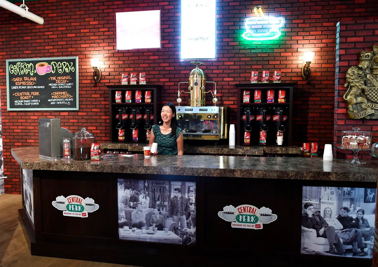 Et replika af neonskiltet hænger bag baren i denne midlertidige pop op-version af legendariske Central Perk, som holdt åben en måned i 2014. Det rigtige skilt har Jennifer Aniston nemlig stjålet.