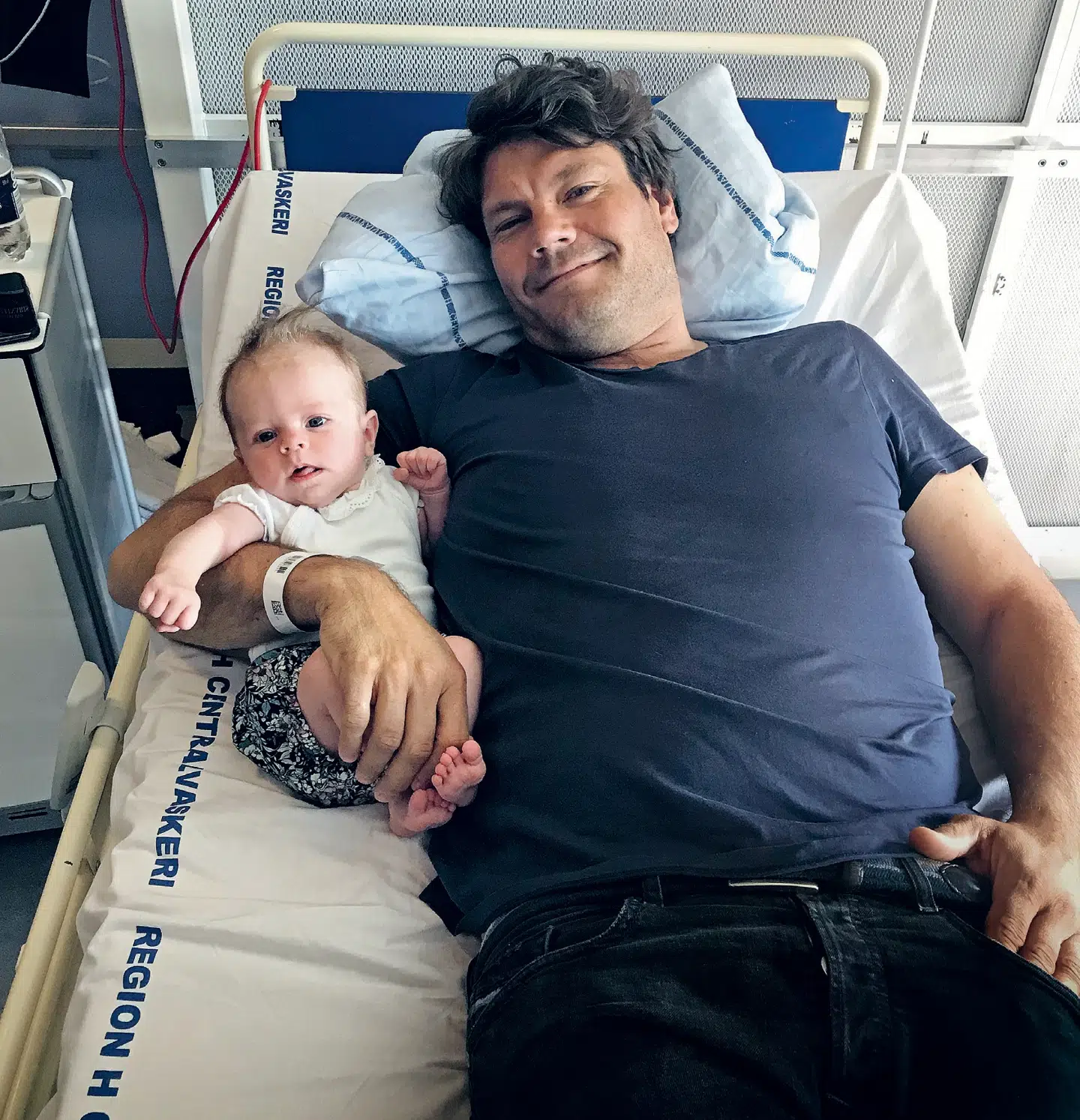 Billedet, som Pilou Asbæk tog af sin bror og hans nyfødte datter på hospitalet, da broderen netop havde fået konstateret leukæmi.