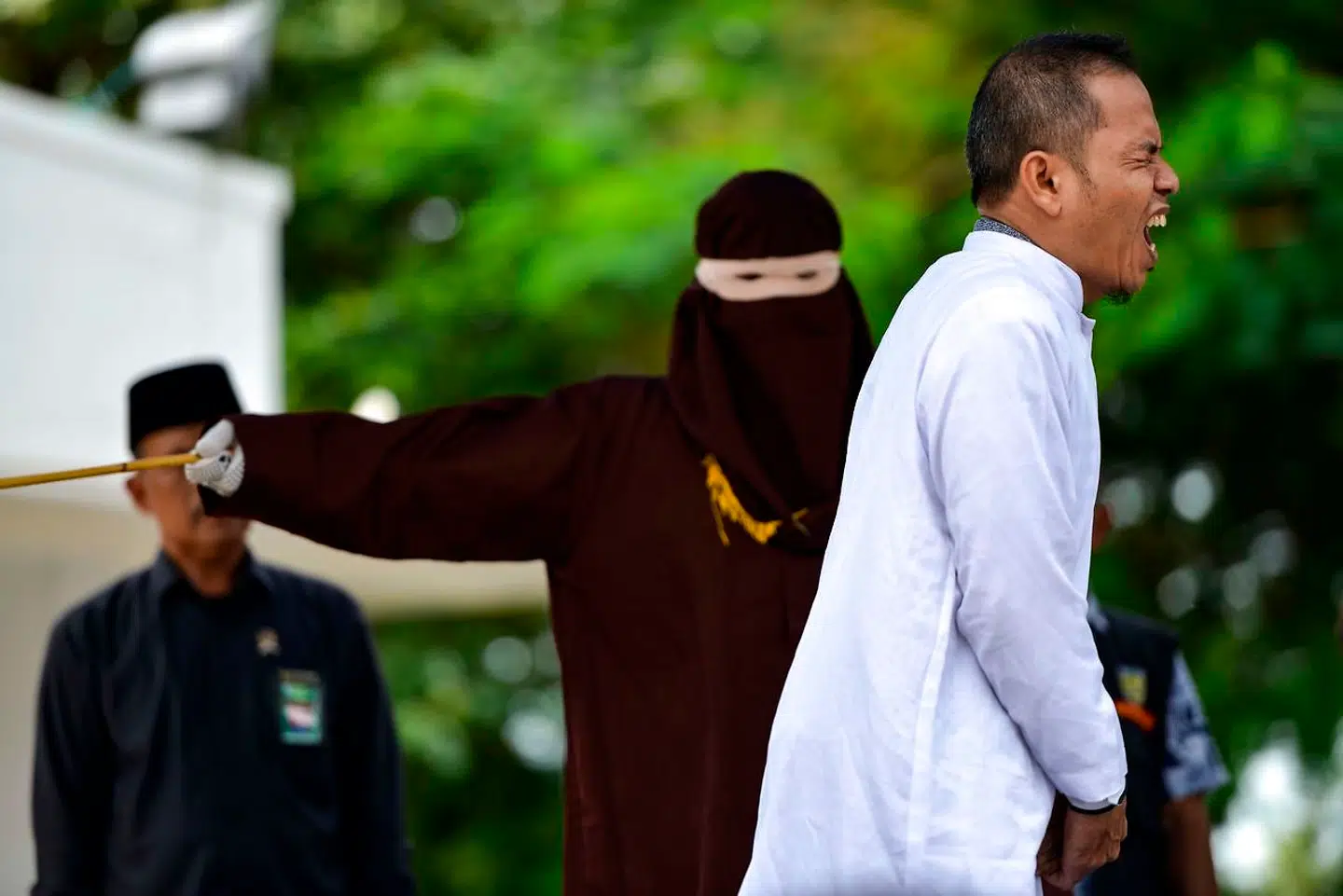 Mukhlis var med til at indføre strenge straffe for utroskab i den indonesiske provins Aceh. Torsdag fik han offentlige prygl for samme forseelse.