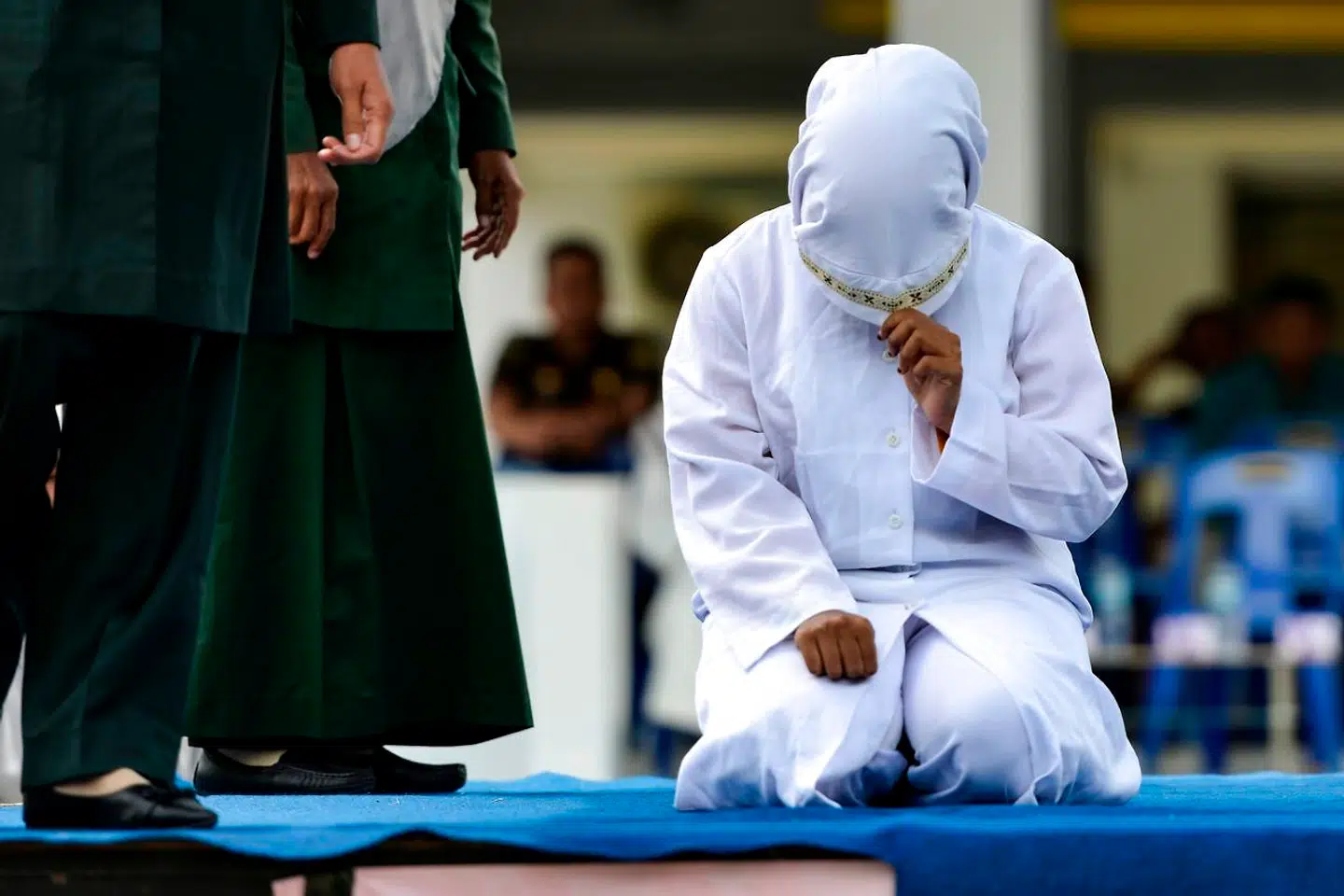 En kvinde forbereder sig på at pisk offentligt torsdag den 31. oktober i Aceh-provinsen i Indonesien.