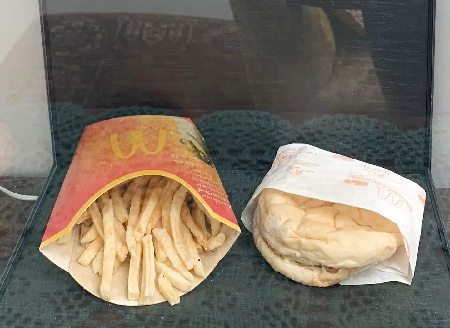 I en glasmontre på Island bliver en gammel burger livestreamet. Den blev købt for 10 år siden, da McDonald's lukkede på Island, men den er tilsyneladende stadig i »god form«.