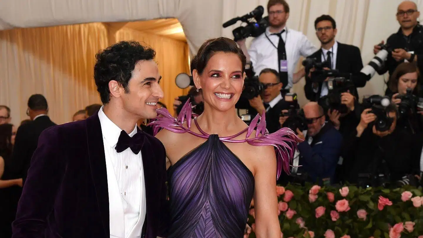 Her står Zac Posen sammen med den kendte skuespillerinde Katie Holmes.