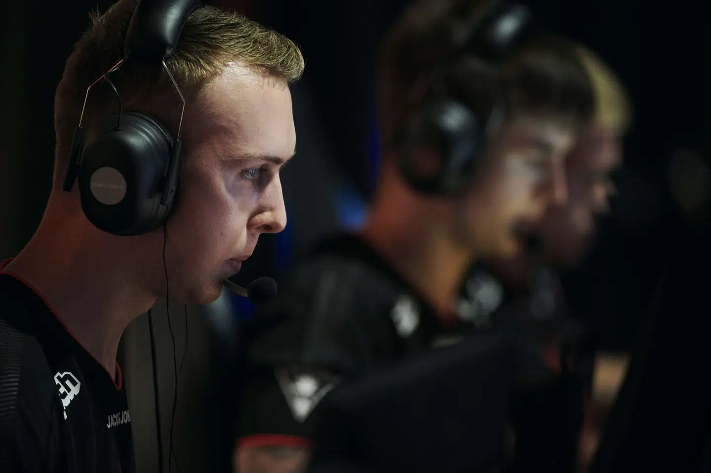 E-sport er stadig nyt, så der er ikke så mange erfarne spillere at lære af i forhold til at håndtere pres, fortæller Lukas Gla1ve Rossander (tv). (Arkivfoto) Cooper Neill/Ritzau Scanpix