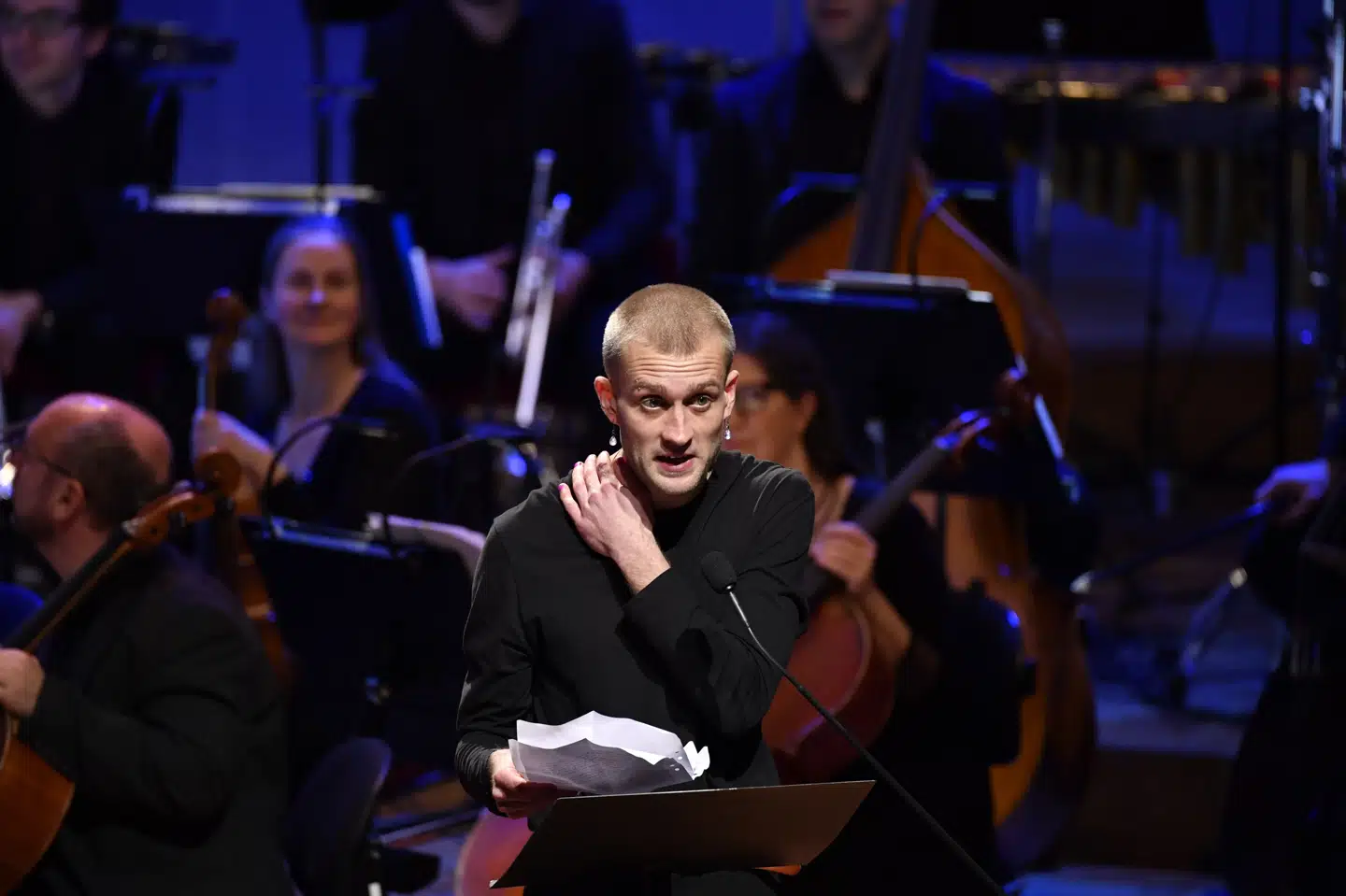 28-årige Jonas Eika modtog tidligere på ugen Nordisk Råds Litteraturpris. Med prisen følger også 350.000 kroner til forfatteren, men dem ønsker han ikke selv at beholde. Ifølge forlaget Basilisk giver Eika pengene til organisationer, der vil bedre vilkårene for beboere på Udrejsecenter Sjælsmark. 10060 Henrik Montgomery/Tt/Ritzau Scanpix