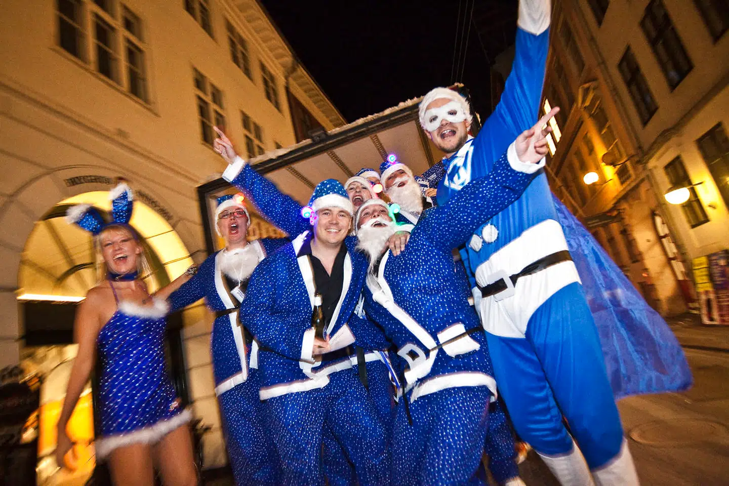 En af nissepigerne med ører og bjælde om halsen.