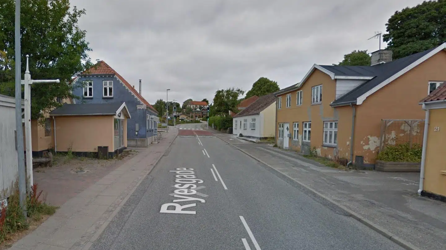 Ulykken skete på Ryesgade i Gl. Rye, som ligger tæt på byens skole.