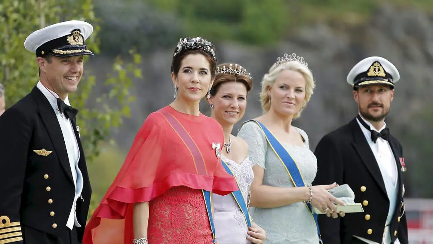 Det danske kronprinspar ses her sammen med den norske prinsesse Martha Louise samt det norske kronprinspar.