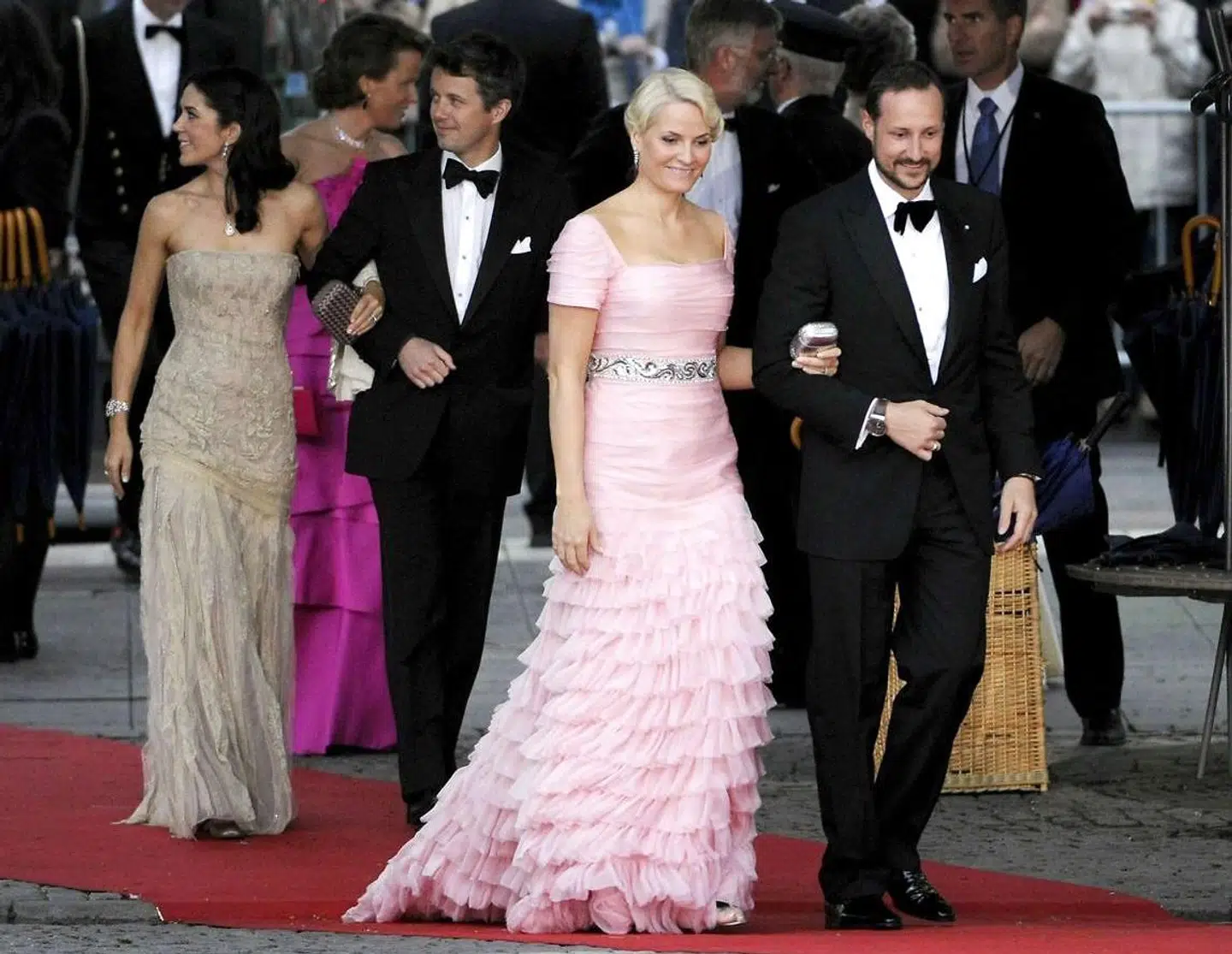 Noramtl er vi vant til at se den norske kronprins Haakon og hans kronprinsesse Mette-Marit i en påklædning, der mere minder om denne.