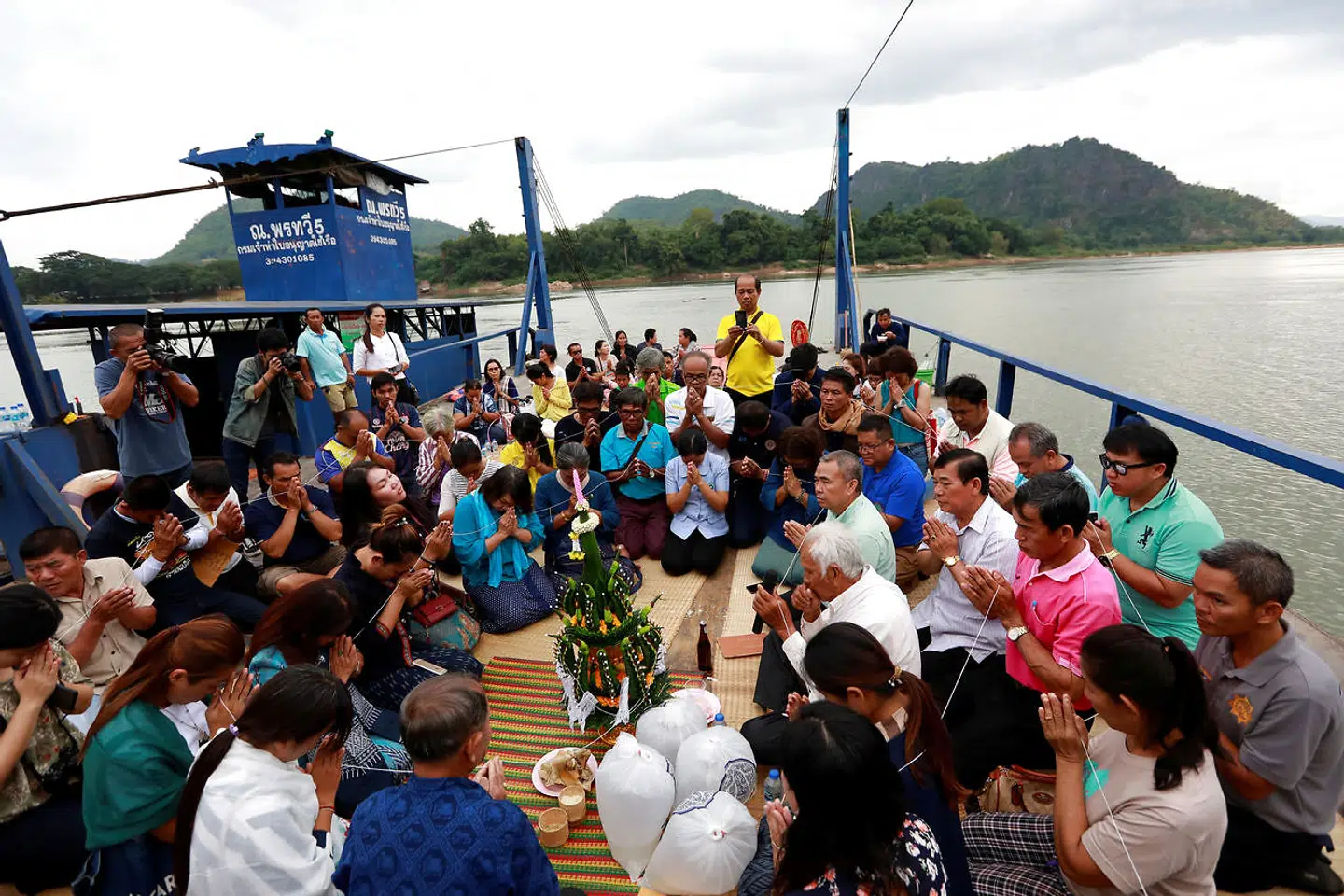 Aktivister og landsbybeboere fra Loei beder en bøn, mens de protesterer mod endnu en dæmning i Laos den 29. oktober.