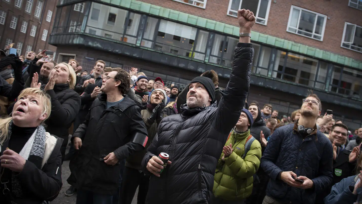 Trofaste 'Den Korte Radioavis'-fans havde taget plads ved Radio24syvs hovedkvarter.