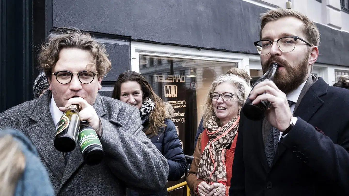 Da 'Den Korte Radioavis' havde lydt for sidste gang, gik Frederik Cilius (tv.) – manden bag Kirsten Birgit-karakteren – og Rasmus Bruun (th.) på gaden for at skåle med de mange fremmødte fans.