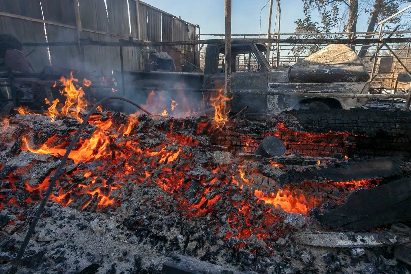 En bygning er forvandlet til en brændende ruin i San Bernadino.