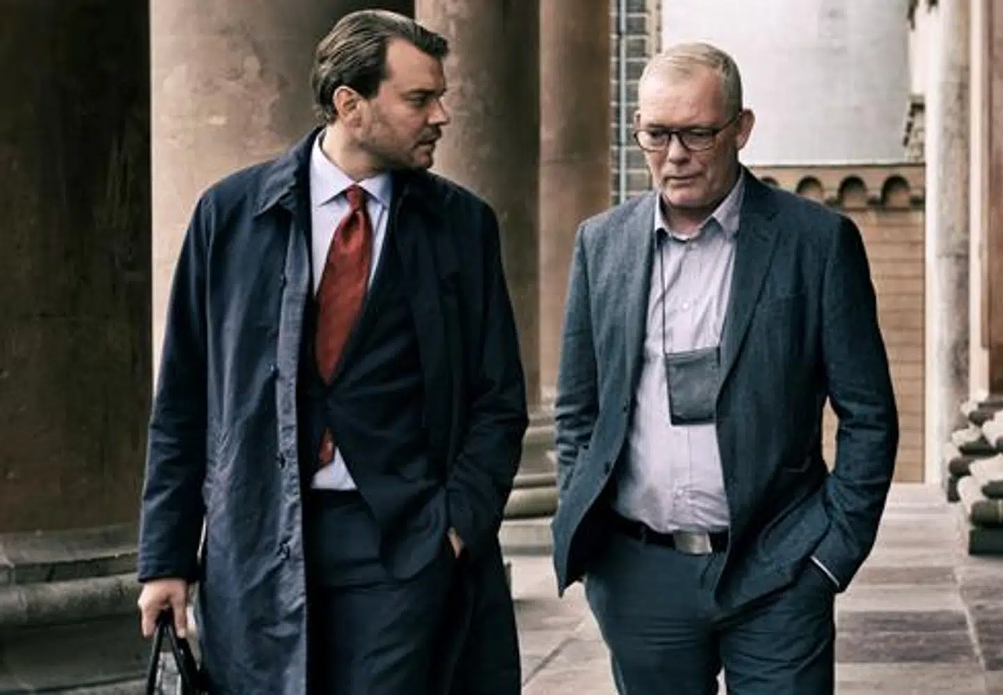 Pilou Asbæk og Søren Malling i rollen som henholdsvis anklager Jakob Buch Jepsen og drabschef Jens Møller.