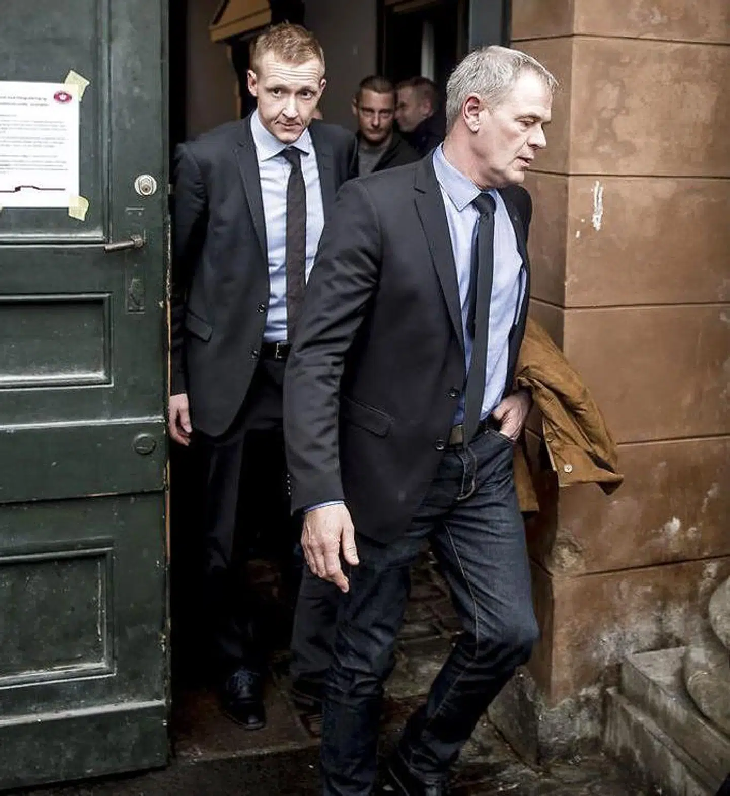 Virkelighedens anklager, Jakob Buch-Jepsen, og vicepolitiinspektør Jens Møller forlader retsbygningen i en pause under retssagen mod Peter Madsen.