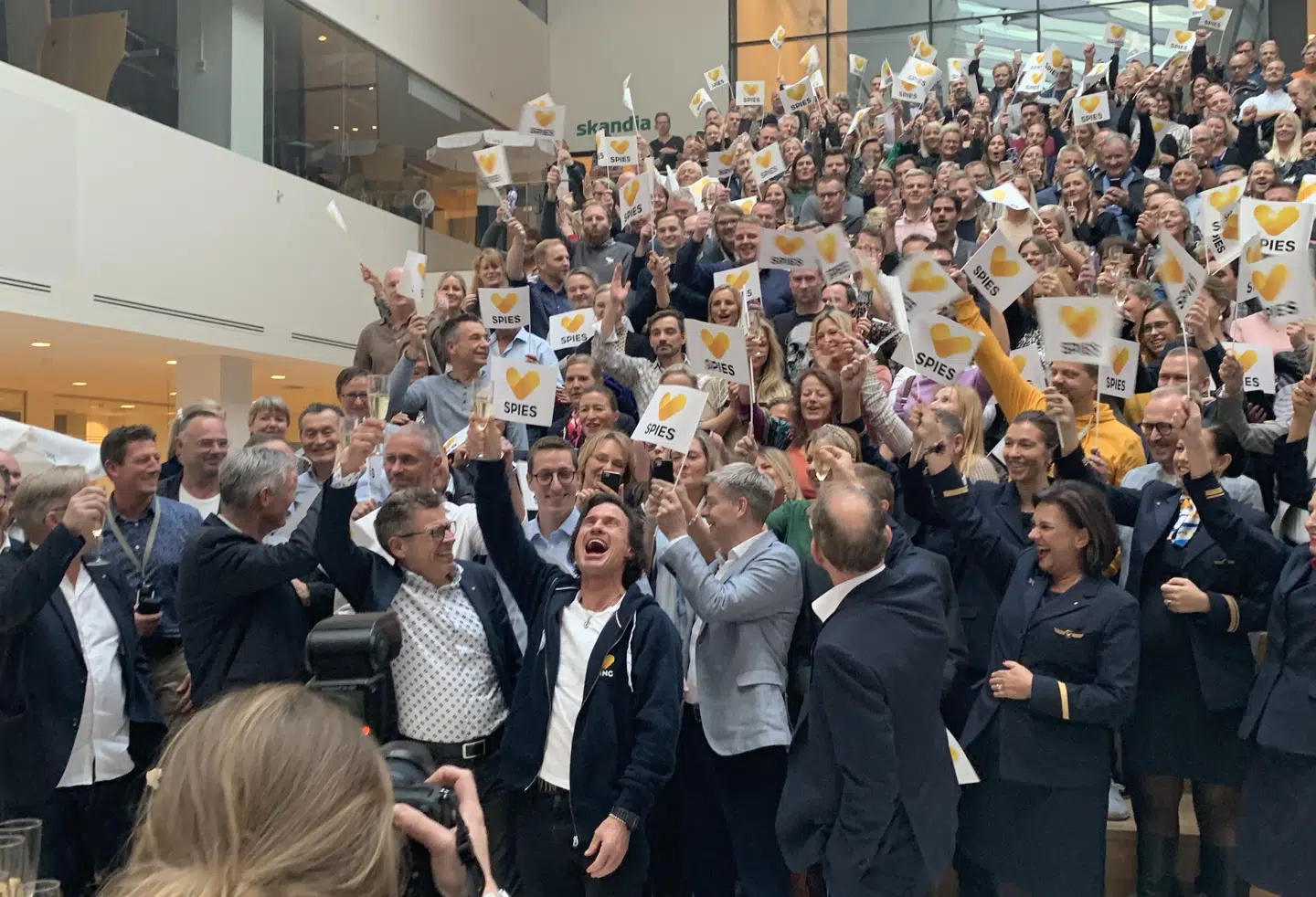 Det var med Tina Turners 'Simply the best' på højtalerne, at Petter Stordalen kom løbende ind i til medarbejderne iført en Spies-hættetrøje.