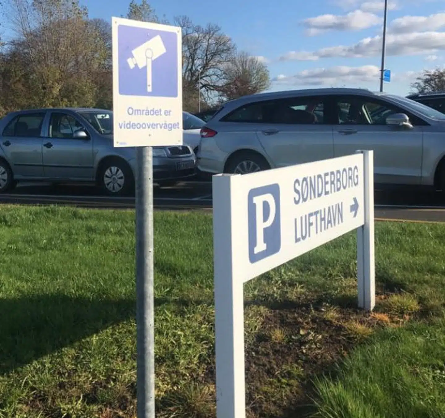 Skiltene siger ét - men virkeligheden er noget andet. Der er endnu ikke videoovervågning på parkeringspladsen. Privatfoto