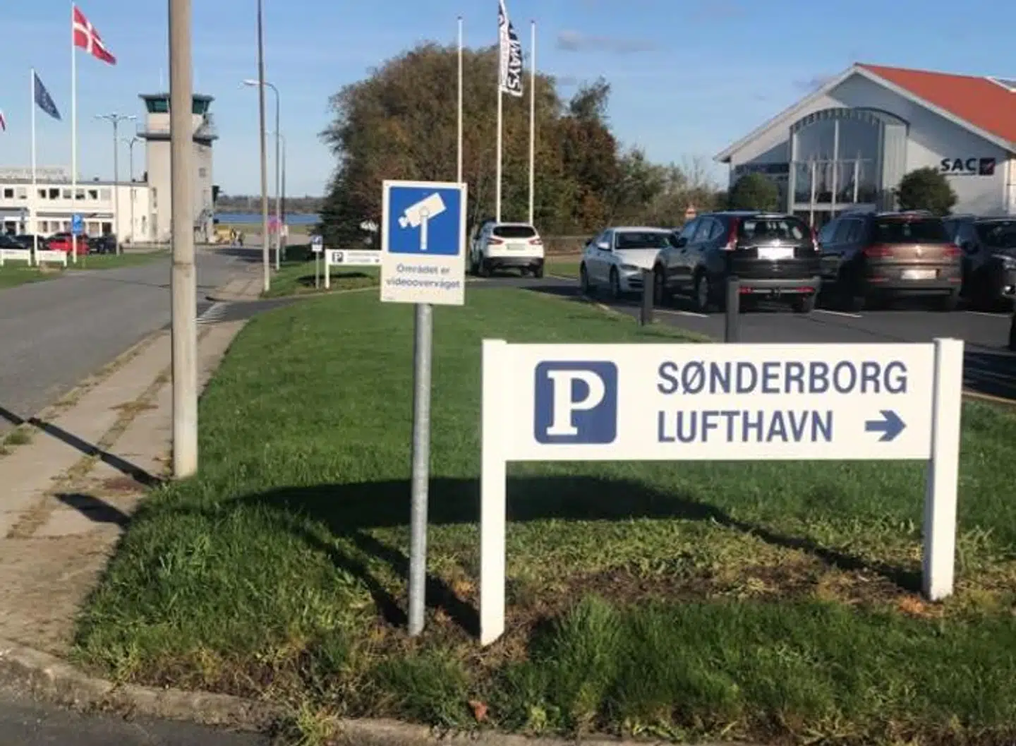 Skiltene siger ét - men virkeligheden er noget andet. Der er endnu ikke videoovervågning på parkeringspladsen. Privatfoto