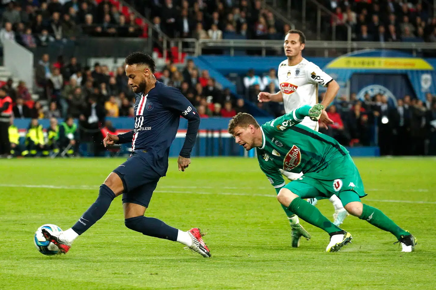 Neymar er stadig at finde i franske Paris Saint-Germain.