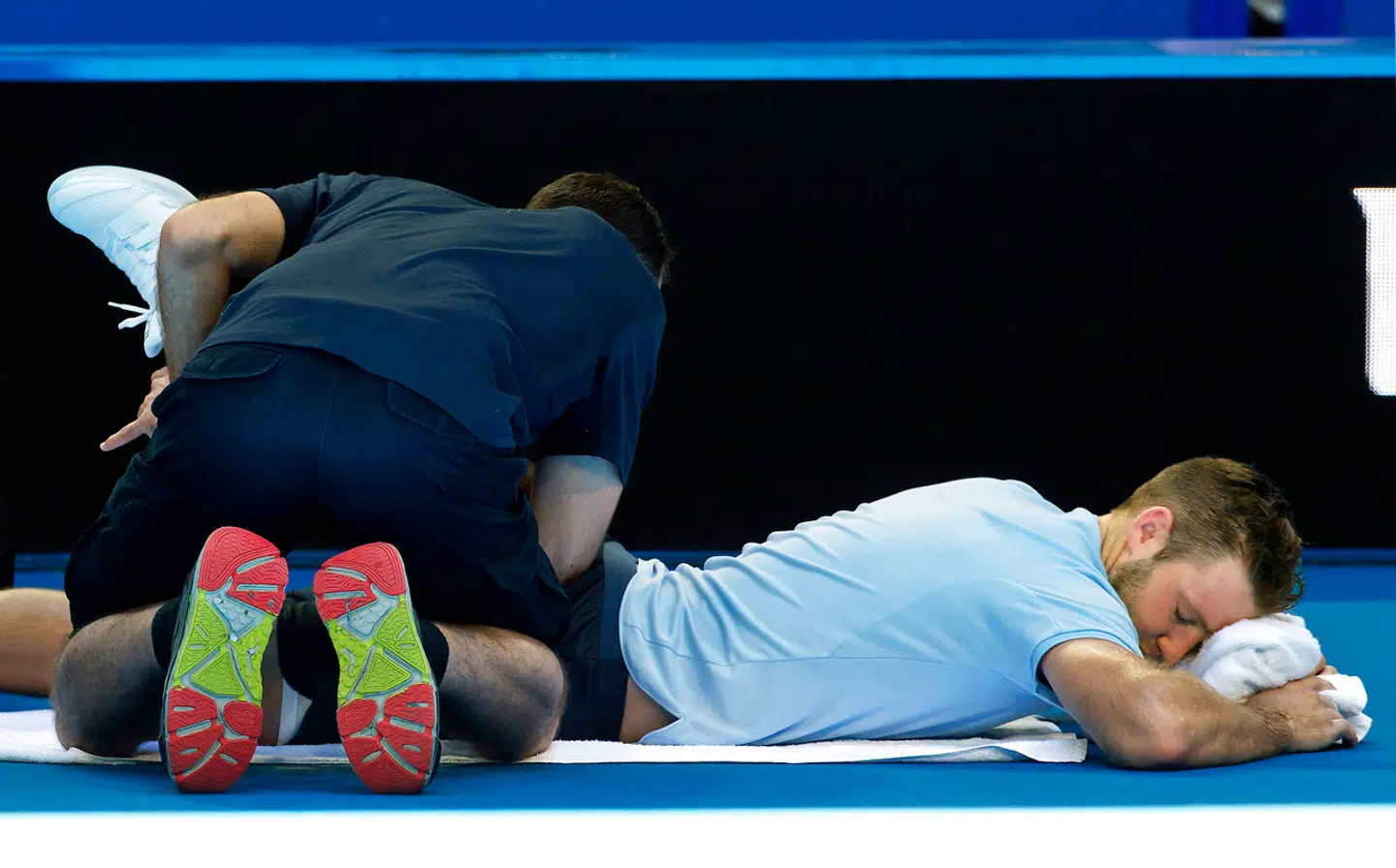 Den amerikanske tennisspiller Jack Sock behandles for en rygskade 2. januar i år ved Hopman Cup i Perth.