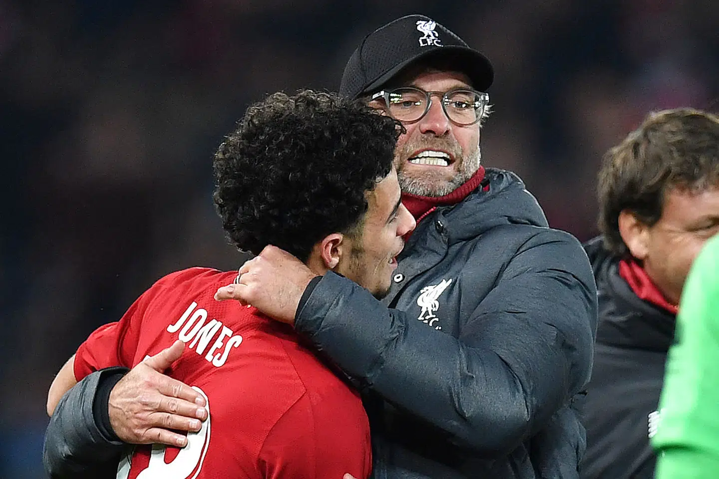 Curtis Jones får et kram af Jürgen Klopp efter at have scoret på det afgørende straffespark.