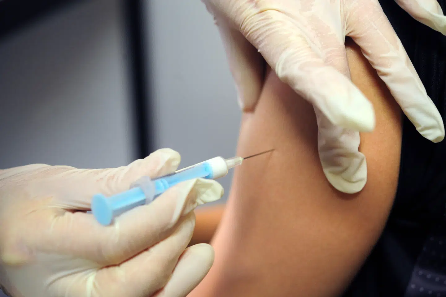 Lungebetændelse skyldes infektion med mikroorganismer - bakterier, virus eller svampe. Det mest almindelige er infektion med bakterier som enten pneumokokker eller mycoplasma. De mest typiske symptomer på lungebetændelse er feber, kulderystelser, hoste, åndenød, smerter ved dyb vejrtrækninge, træthed og muskelsmerter. (Arkivfoto) Fred Tanneau/Ritzau Scanpix