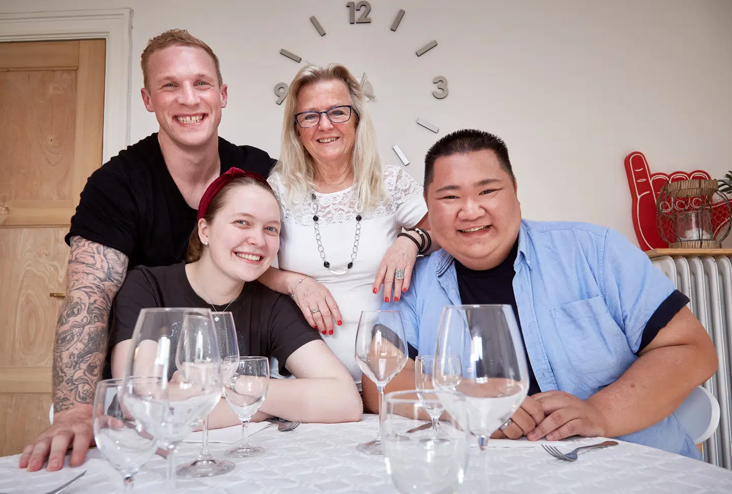 Micki Cheng får i 'Til Middag hos' besøg af realitystjernerne Philip May (Paradise Hotel), Rachel Ellebye (Årgang 0) og KIrsten Skaarup (Landmand søger kærlighed).