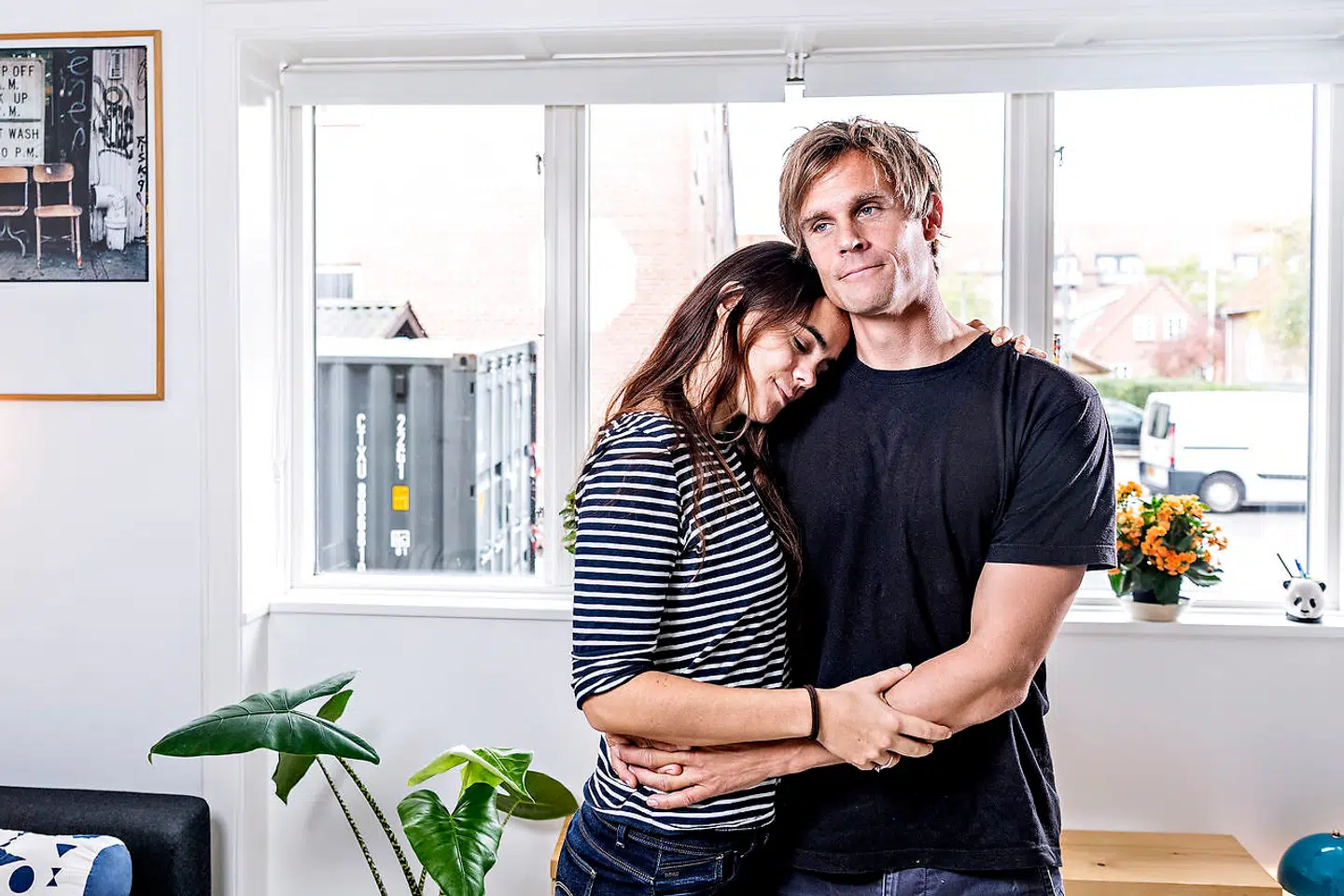 Hjemme i lejligheden på Amager afventer Lasse og Iamae lige nu svar på, hvornår Iamae kan rejse hjem.