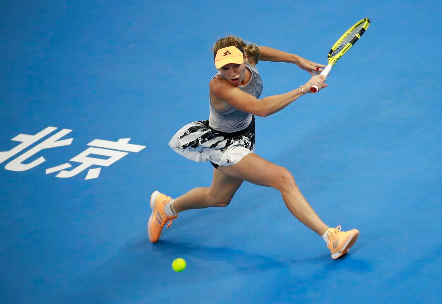 Caroline Wozniacki i aktion på tennisbanen.