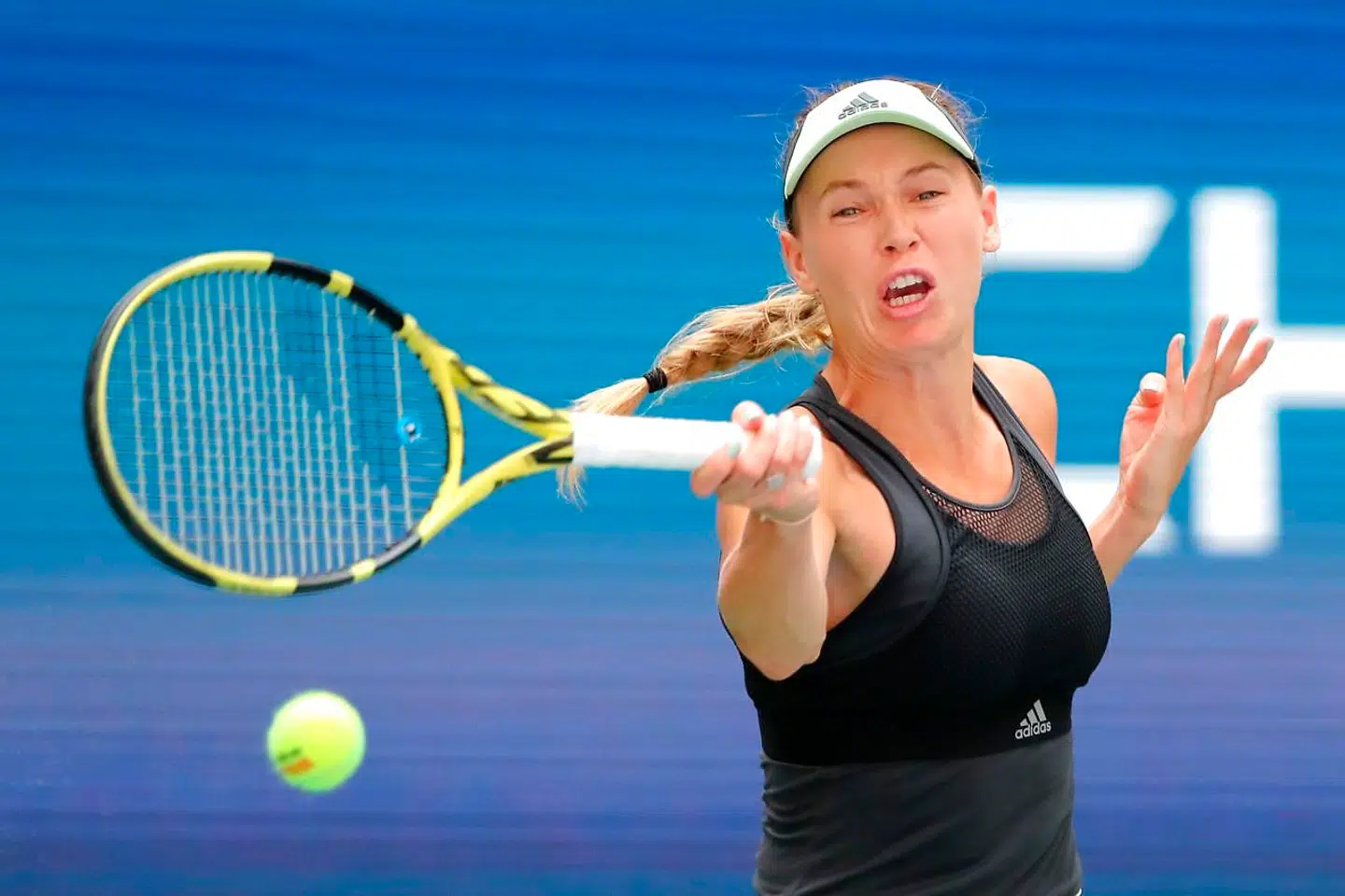 Caroline Wozniacki i aktion på tennisbanen.