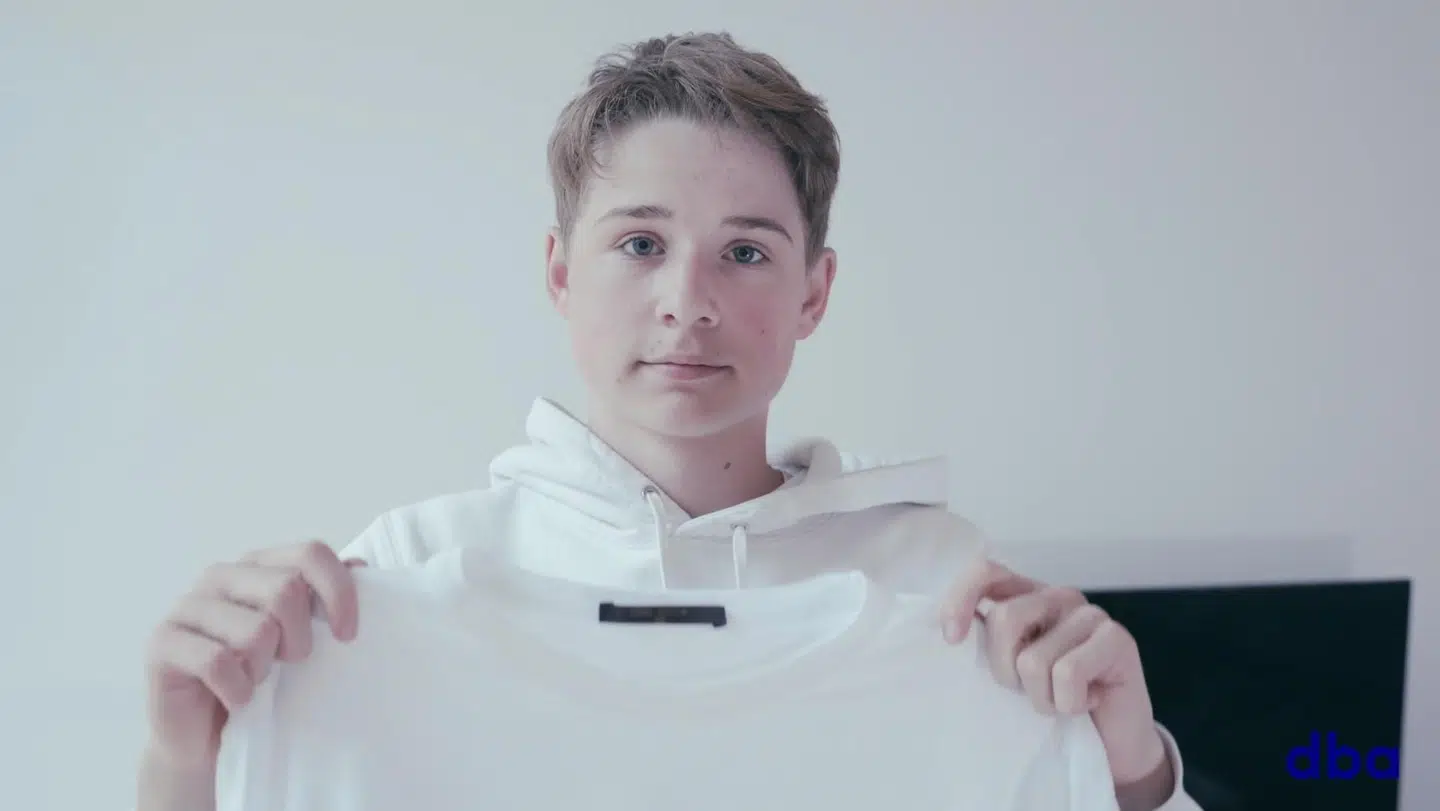 15-årige Lukas Rathsach Lang fra Hillerød med den helt særlige t-shirt, som han nu forsøger at sælge på dba.dk.