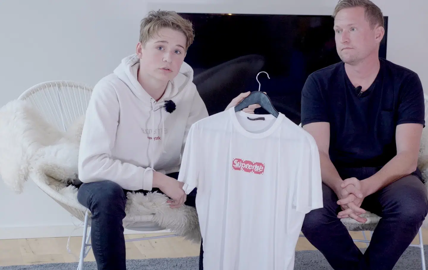 15-årige Lukas med sin far, Thue Rathsach Lang, og den helt særlige t-shirt.