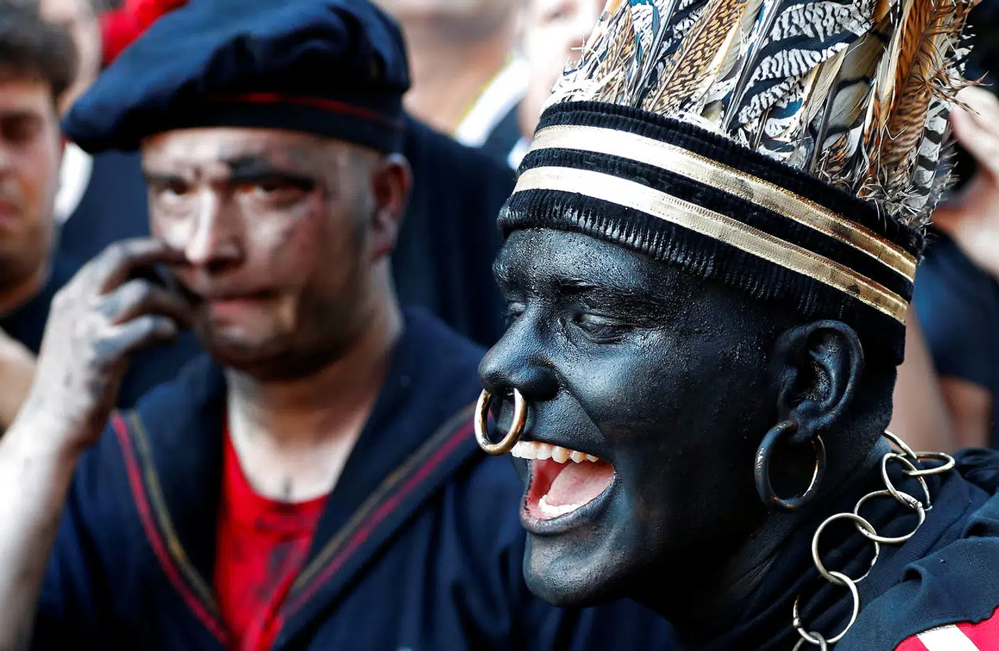 En hvid skuespiller optræder med blackface udklædning under en festival i Ducasse d'Ath i byen Ath i Belgien, august 2019. Reuters.