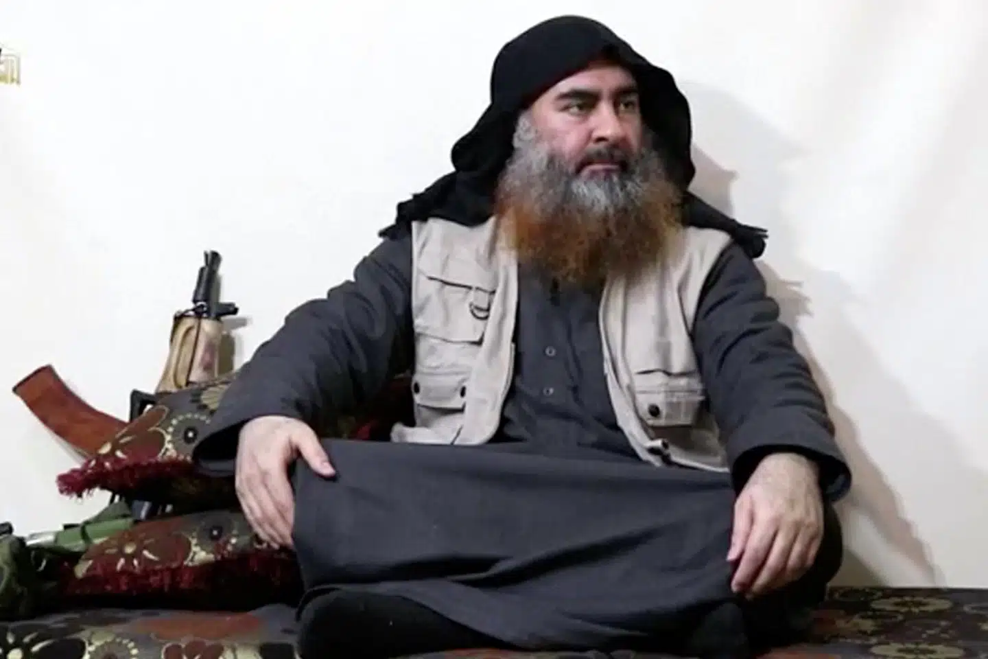 Abu Bakr al-Baghdadi er verdens mest eftersøgte mand, men man ved ikke meget om ham, fordi han har holdt sig skjult for offentligheden. I april blev der offentliggjort en udateret video, som angiveligt viste IS-lederen Abu Bakr al-Baghdadi (på billedet). I så fald var det første gang, at offentligheden så den berygtede IS-leder i fem år. (Arkivfoto) Reuters Tv/Reuters