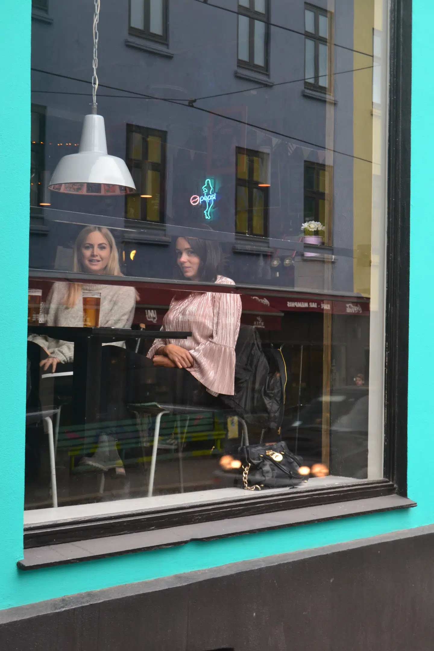 I det hippe Grünerløkka er der ikke langt mellem barer og kaffesteder. Engang var det et fattigt bolig- og industrikvarter. I dag skal man være velpolstret for at kunne købe blot få kvadratmeter her.