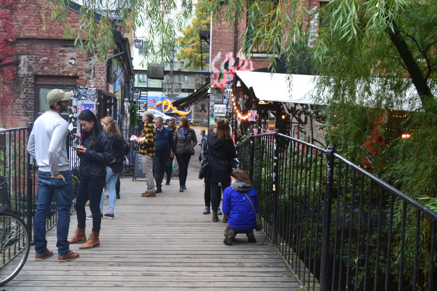 Mange turister når aldrig længere end til hovedstrøget Karl Johan og museumsøen Bygdøy, og det er synd. I Grünerløkka kan man få en dejlig oplevelse med både natur og urbane indtryk langs floden Akerselva med broer, barer og grædepile.