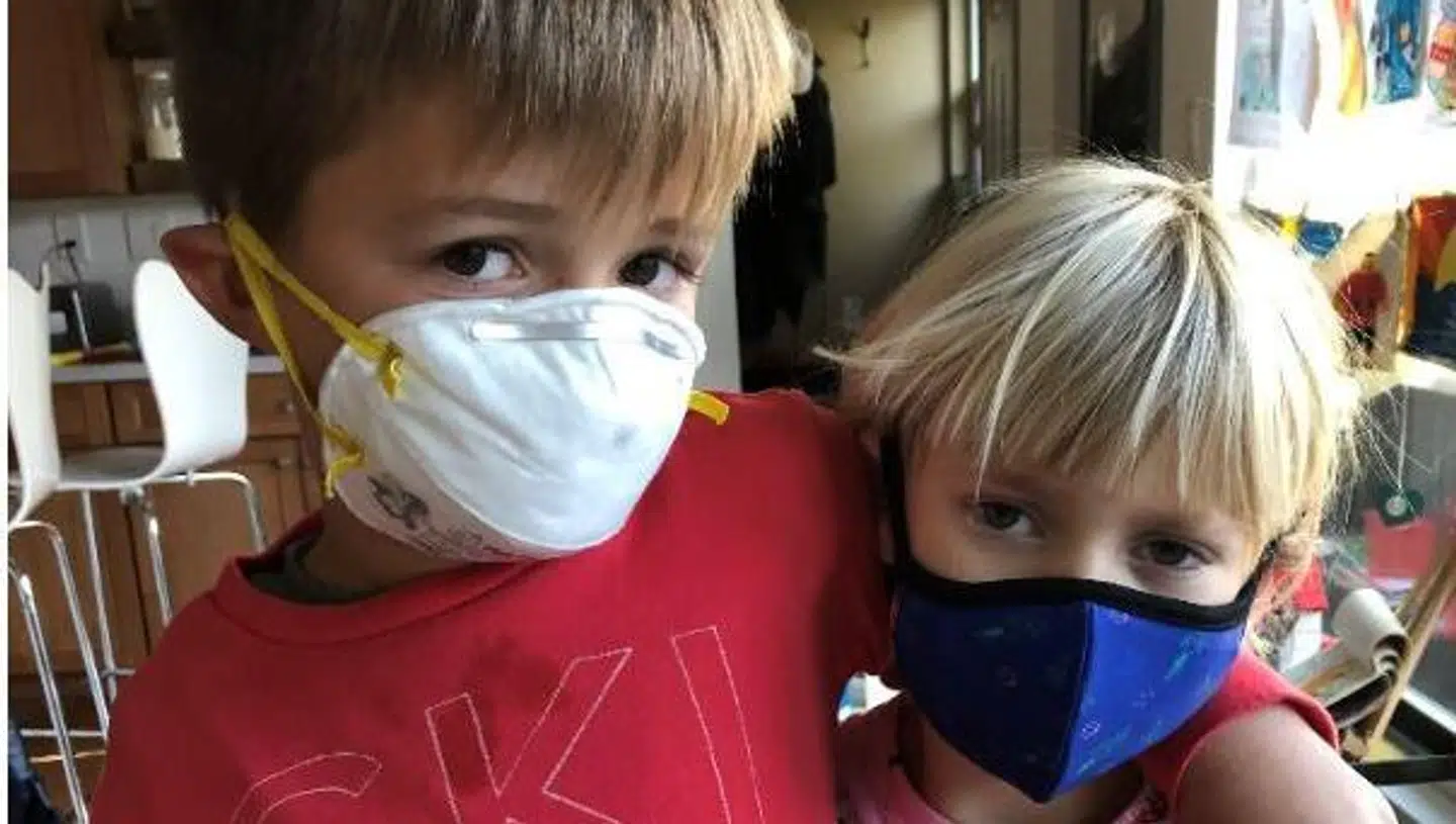 Anne Sophie Hursts børn Viggo på otte år og Frida på seks år med masker, der skal filtrere den røg-og askefyldte luft. Foto: Anne Sophie Hurst