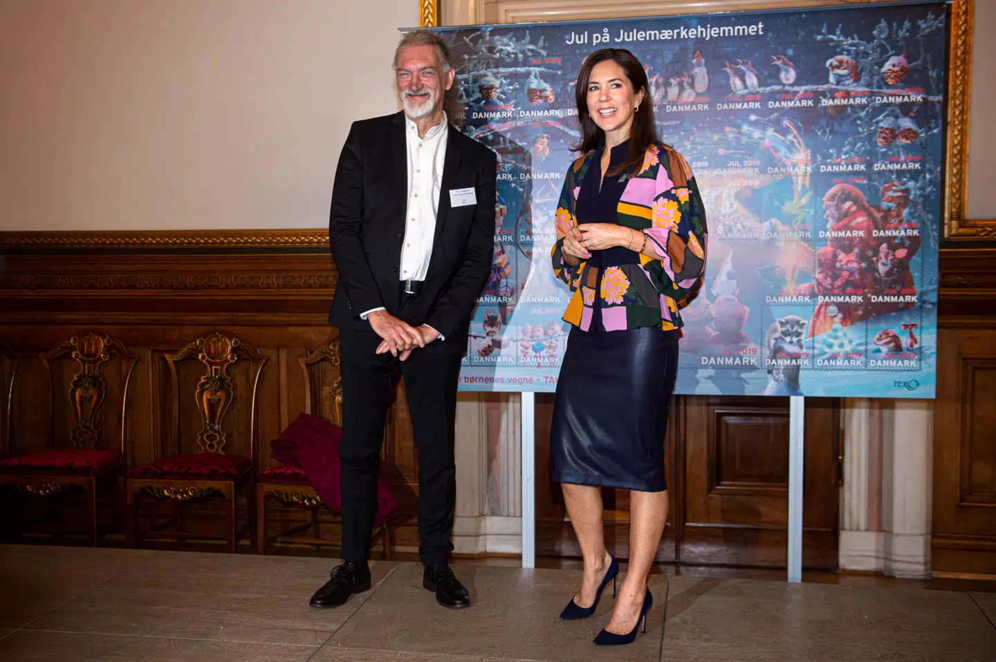 Kronprinsesse Mary og kunstner Per O. Jørgensen offentliggør årets julemærke, der sælges til fordel for Julemærkefonden, på Københavns Rådhus mandag den 28. oktober 2019.