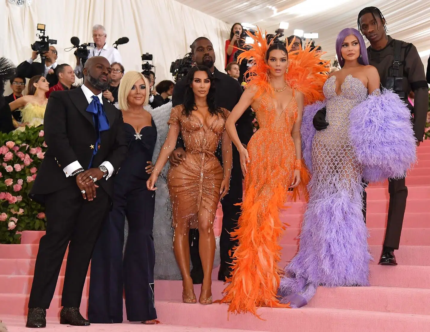 Corey Gamble, Kris Jenner, Kanye West, Kim Kardashian West, Kendall Jenner, Kylie Jenner og Travis Scott til Met Gala i maj 2019.