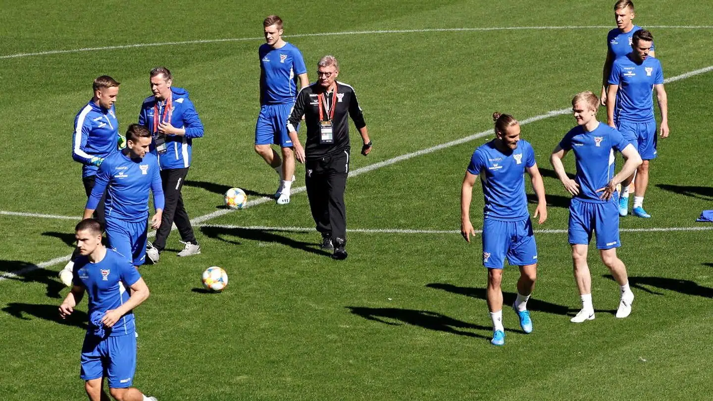Lars Olsen blandt spillere fra det færøske landshold.