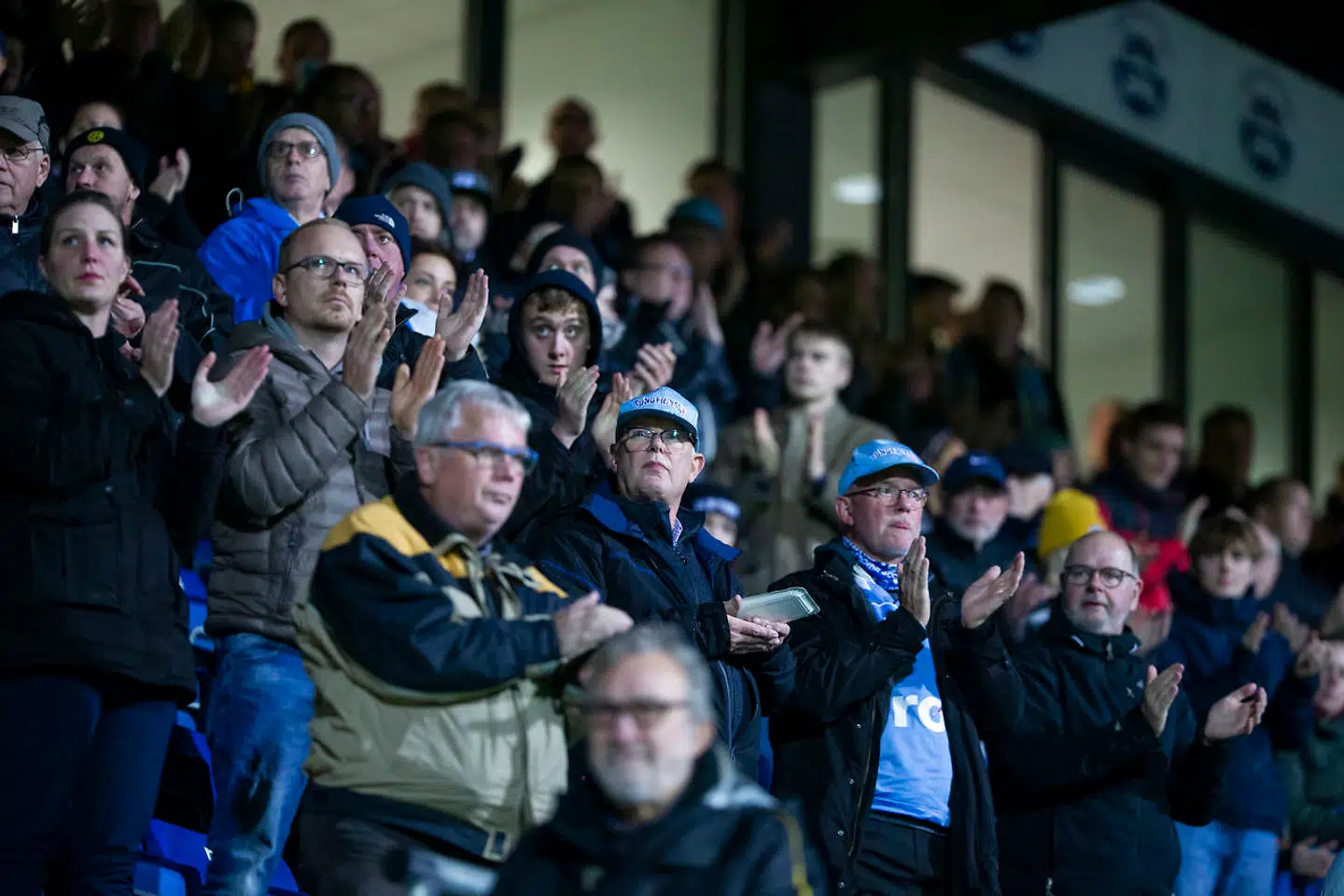 For at markere støtten til AaB-træner Jacob Friis' kræftsyge datter rejste alle tilskuere sig på stadion og klappede i ét minut, i det tredie spilleminut.