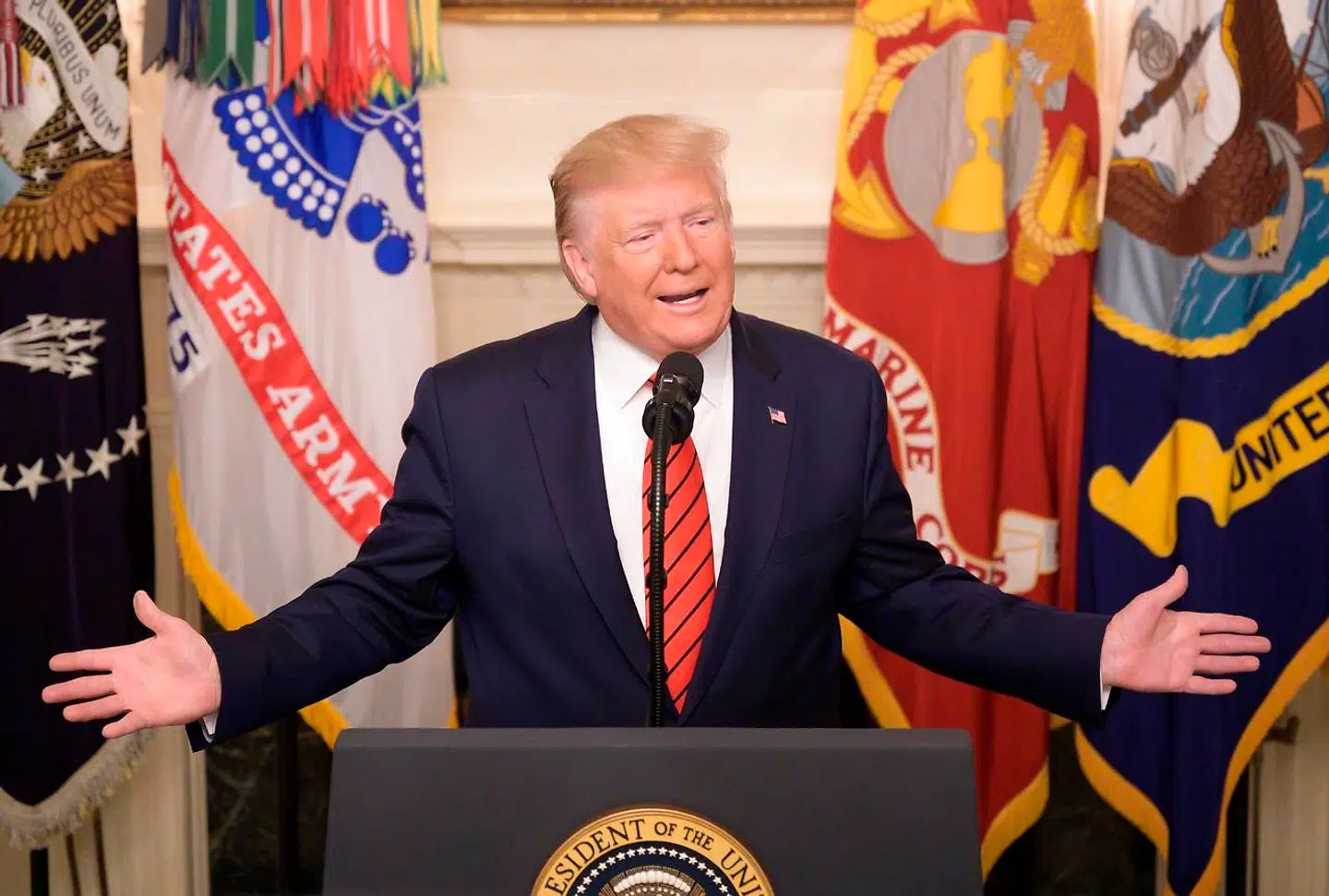 Præsident Donald Trump forklarer detaljerigt, hvordan Al-Baghdadi sprængte sig selv i luften med samtlige millitæriske værns flag bag sig.