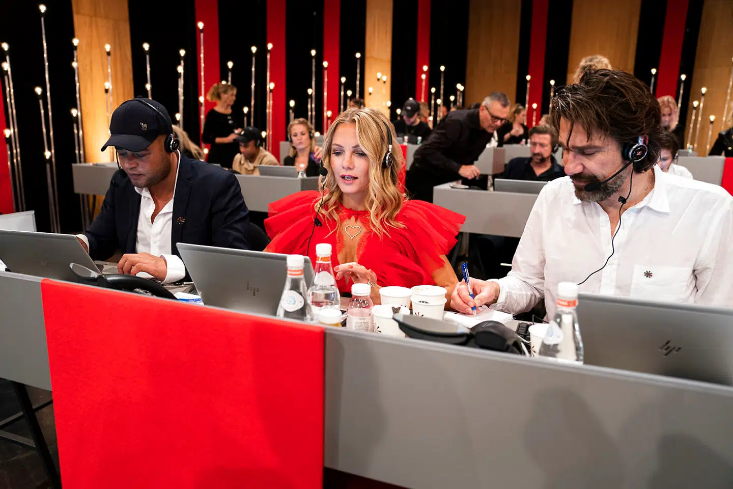 Remee, Caroline Fleming og Nikolaj Koppel var blandt de kendte, der sad i callcenteret lørdag aften.