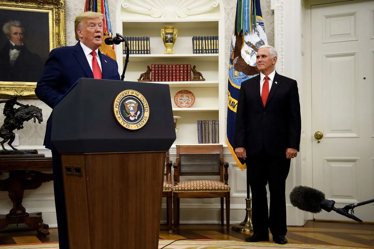 Normalt står vicepræsident Mike Pence skoleret bag sin chef, Donald Trump.