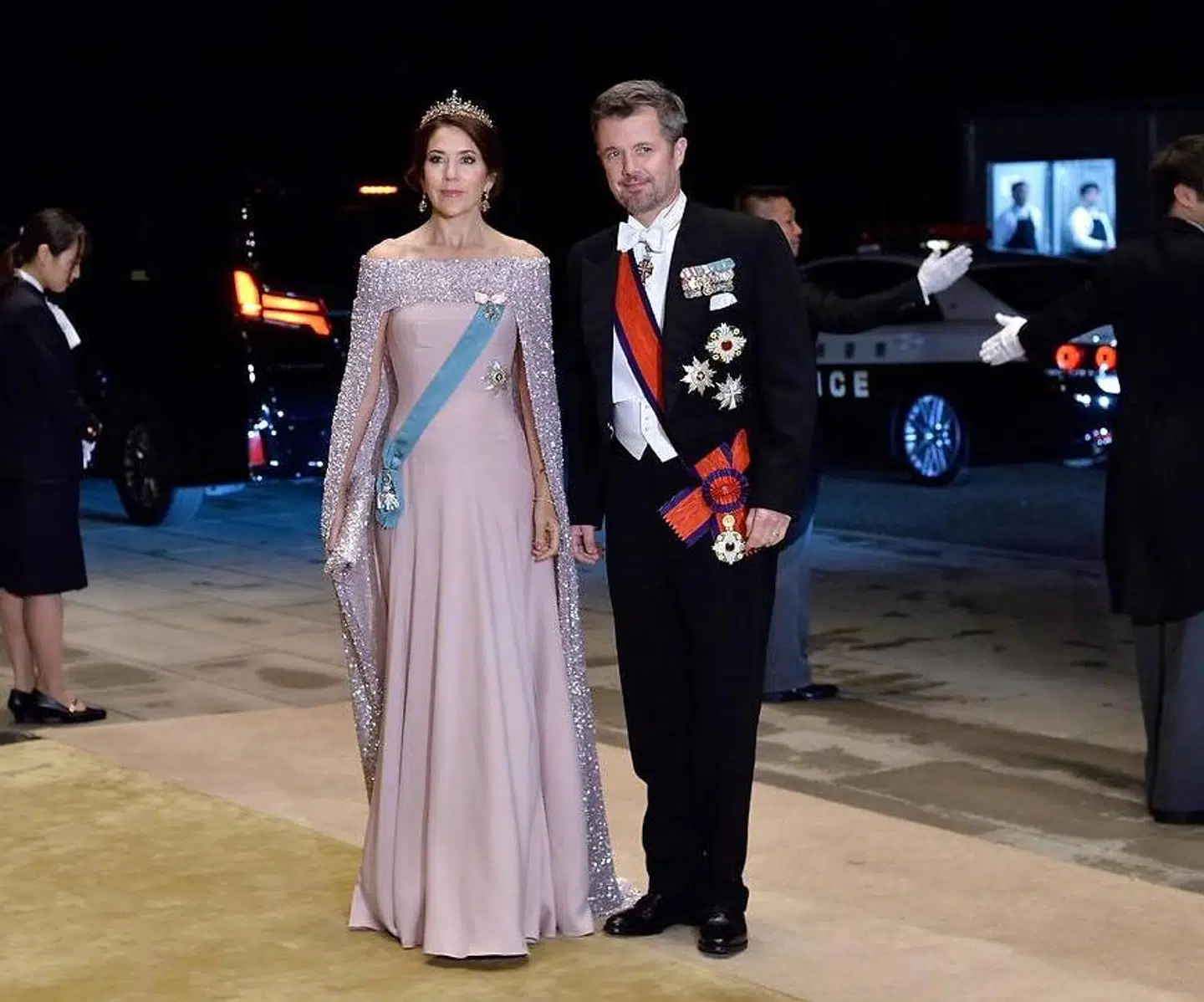 Kronprinsesse Mary bar blandt andet denne smukke kjole med en kappe, som angiveligt skulle være lavet af den danske designer Jesper Høvring.