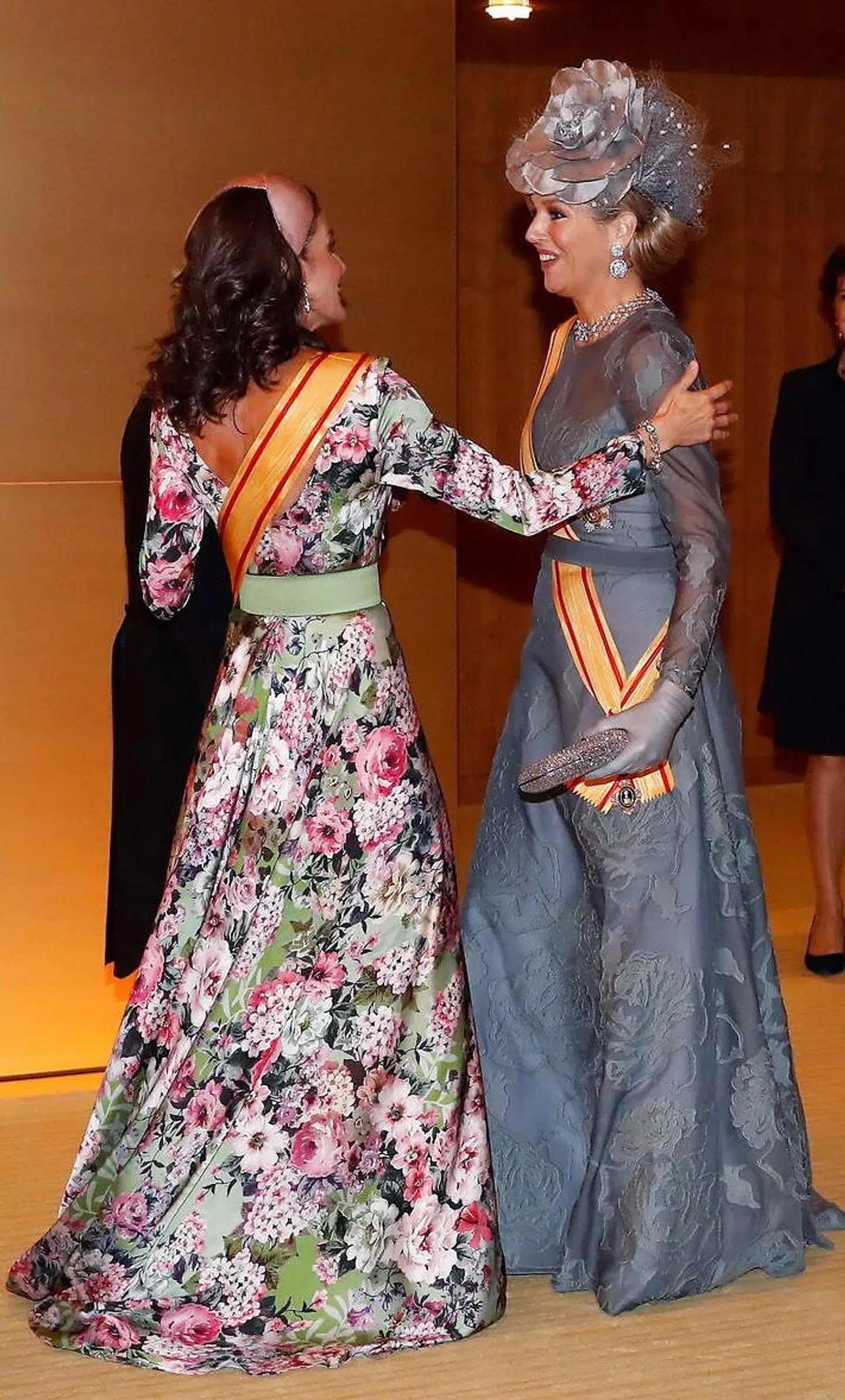 Den spanske dronning Letizia hilser begejstret på den hollandske dronning Maxima, der også var taget til Japan.