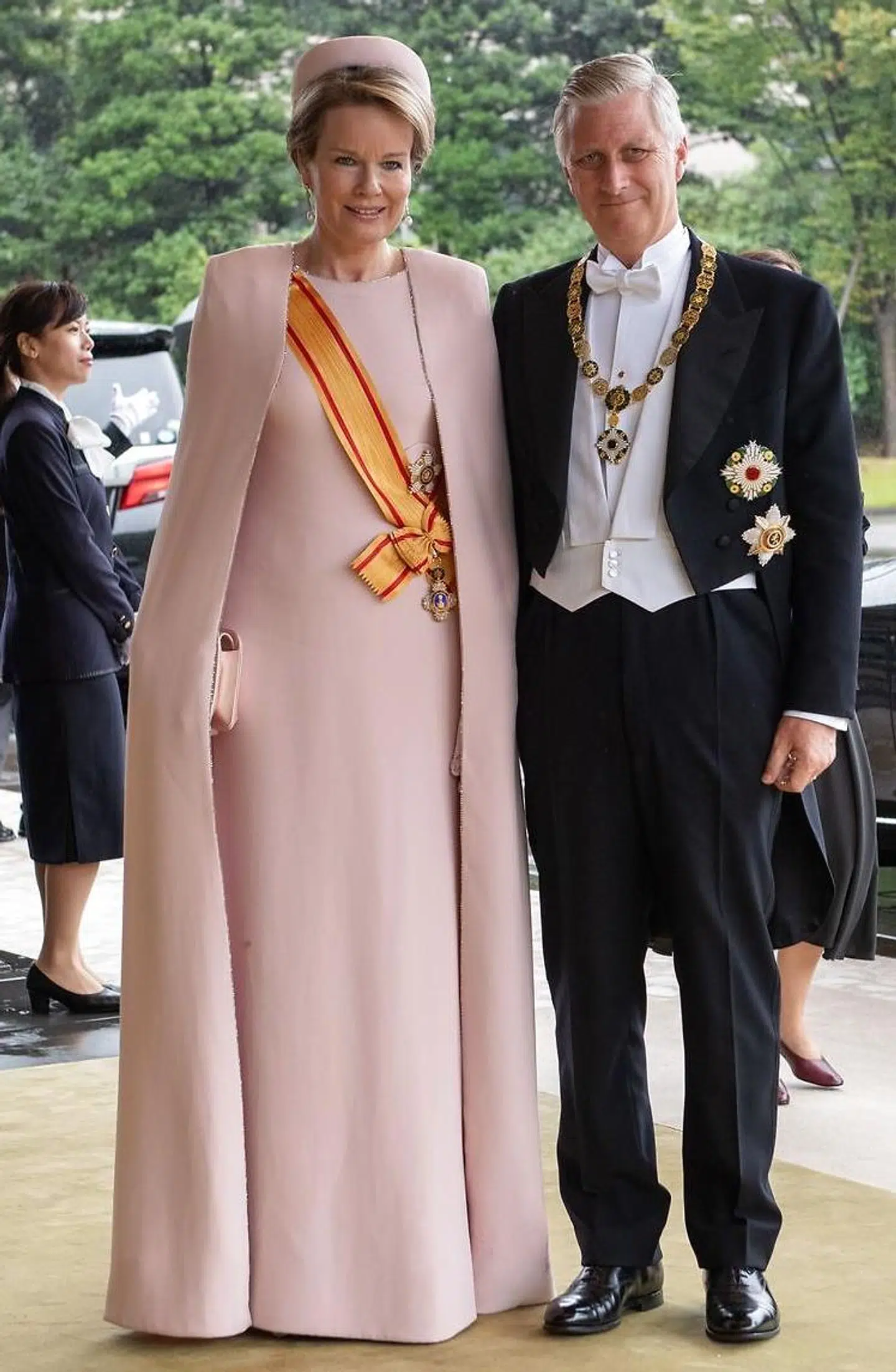 Den belgiske Dronning Mathilde så også smuk ud sin kjole med kappe, som kunne minde om en dem, som den danske kronprinsesse bar. Ved hendes side er hendes mand, Kong Philippe of Belgien.
