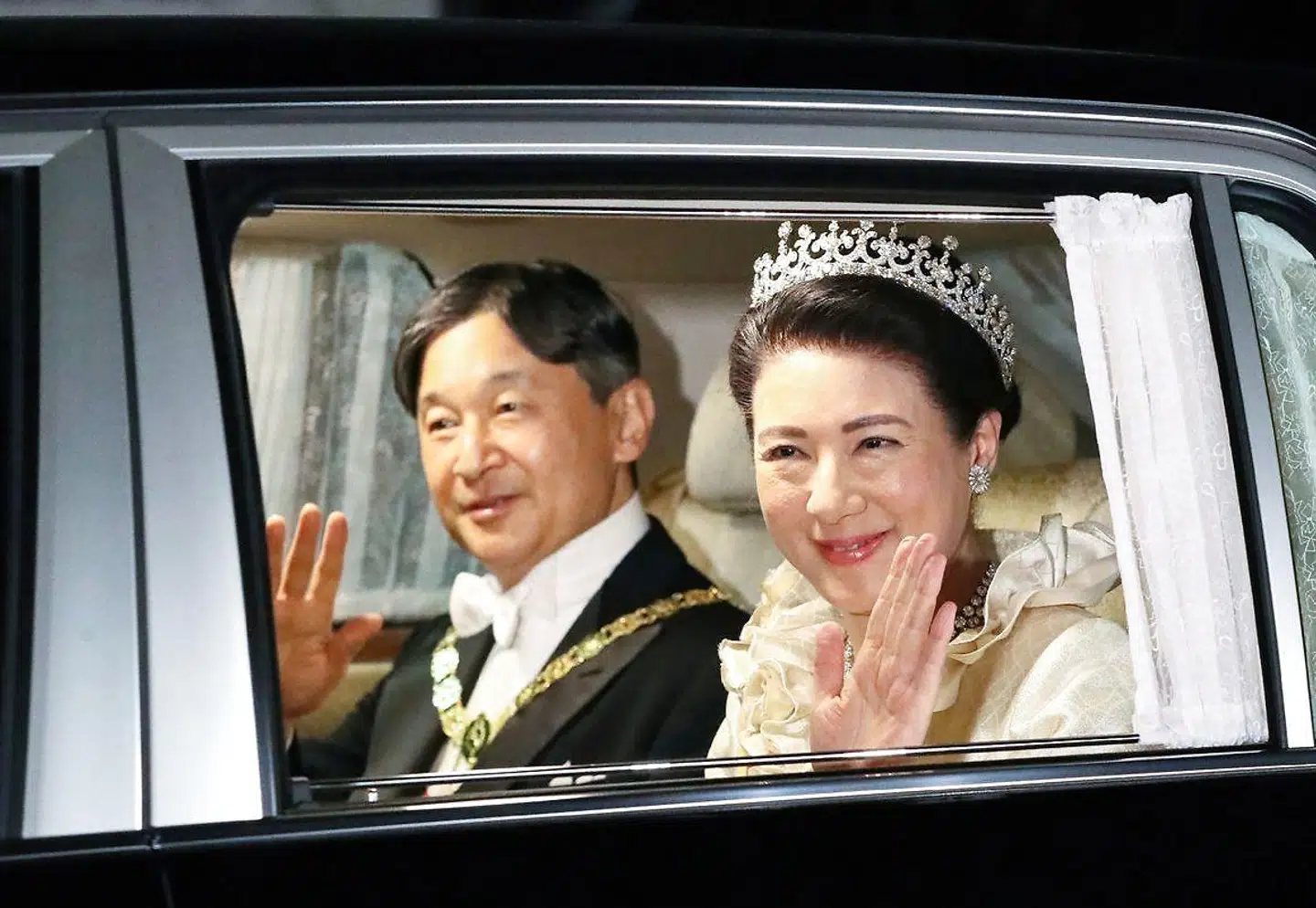 Det nye kejserpar, kejser Naruhito og kejserinde Masako havde svært ved at skjule deres begejstring.